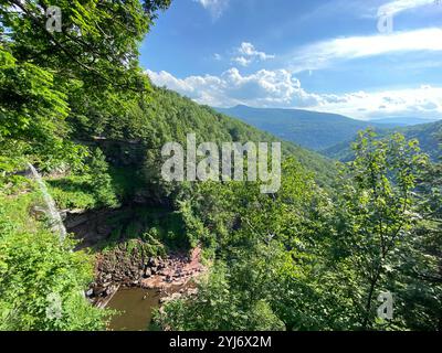 Splendido paesaggio verde, alberi e montagne a Palenville, Upstate New York, Stati Uniti Foto Stock