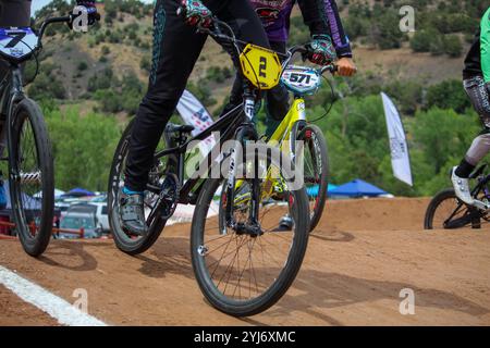 BMX bike racing, persone che cavalcano in bicicletta su una pista da motocross in estate a Durango Colorado Foto Stock