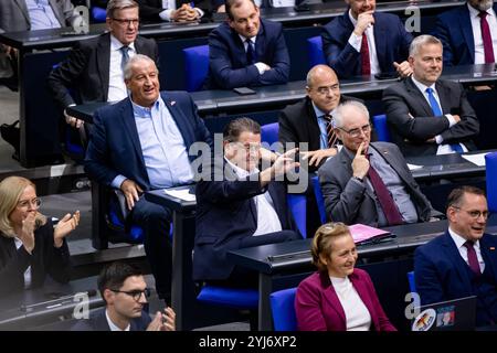 Berlino, Germania. 13 novembre 2024. I membri del partito di destra alternative fuer Deutschland (AfD) urlano e gesto durante una sessione plenaria alla camera bassa del Bundestag del Parlamento a Berlino, in Germania, il 13 novembre 2024. (Foto di Emmanuele Contini/NurPhoto) credito: NurPhoto SRL/Alamy Live News Foto Stock