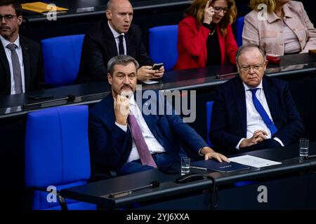 Berlino, Germania. 13 novembre 2024. Il primo ministro della Baviera Markus Soeder (C-L) e il primo ministro della bassa Sassonia Stephan Weil (R) appaiono durante una sessione plenaria nella camera bassa del Parlamento Bundestag a Berlino, in Germania, il 13 novembre 2024. (Foto di Emmanuele Contini/NurPhoto) credito: NurPhoto SRL/Alamy Live News Foto Stock