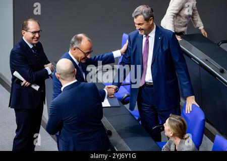 Berlino, Germania. 13 novembre 2024. Il leader del Partito Cristiano Democratico (CDU) Friedrich Merz stringe la mano al primo ministro della Baviera Markus Soeder prima di una sessione plenaria alla camera bassa del Bundestag del Parlamento a Berlino, in Germania, il 13 novembre 2024. (Foto di Emmanuele Contini/NurPhoto) credito: NurPhoto SRL/Alamy Live News Foto Stock