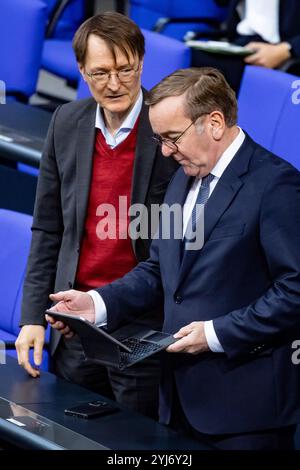 Berlino, Germania. 13 novembre 2024. (L-R) il ministro della sanità tedesco Karl Lauterbach parla con il ministro della difesa tedesco Boris Pistorius prima di una sessione plenaria presso la camera bassa del Parlamento Bundestag a Berlino, in Germania, il 13 novembre 2024. (Foto di Emmanuele Contini/NurPhoto) credito: NurPhoto SRL/Alamy Live News Foto Stock
