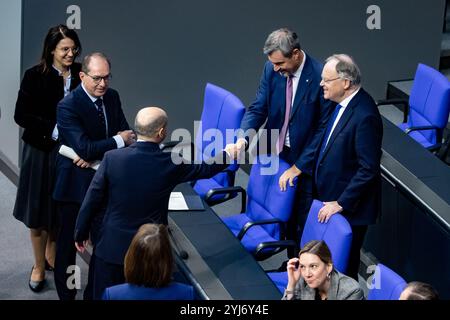 Berlino, Germania. 13 novembre 2024. Il Cancelliere tedesco Olaf Scholz stringe la mano al primo Ministro della Baviera, Markus Soeder, prima di una sessione plenaria nella camera bassa del Parlamento, Bundestag, a Berlino, in Germania, il 13 novembre, 2024. (foto di Emmanuele Contini/NurPhoto) credito: NurPhoto SRL/Alamy Live News Foto Stock