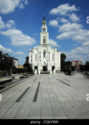 Una grande chiesa bianca con un campanile e una croce in cima. Il cielo è blu con alcune nuvole Varsavia, Polonia 08.06.2024 Foto Stock