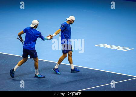 Torino, Italia. 13 novembre 2024. Andrea Vavassori e Simone Bolelli dell'Italia contro Tim Puetz e Kevin Krawietz della Germania (non in vista) durante il loro match di coppia maschile Bob Bryan nella fase a gironi del quarto giorno della finale Nitto ATP 2024 all'Inalpi Arena. Credito: SOPA Images Limited/Alamy Live News Foto Stock