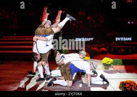 Stoccarda, Germania. 13 novembre 2024. Eroeffnungsabend Showprogramm Suedtiroler Schuhplattler GER, Stoccarda German Masters 2024, 38. internationale Reitturnier, 13.11.2024 foto: Eibner-Pressefoto/Roger Buerke credito: dpa/Alamy Live News Foto Stock