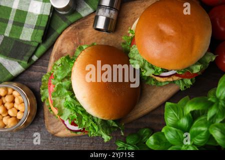 Deliziosi hamburger vegetariani con cotolette di ceci su un tavolo di legno, piatti Foto Stock