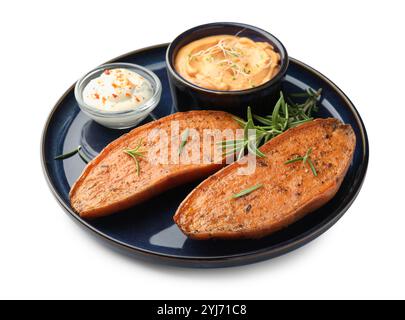 Metà di gustose patate dolci al forno servite con salse isolate su bianco Foto Stock