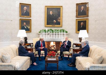 Il presidente Joe Biden incontra il presidente eletto Donald Trump, mercoledì 13 novembre 2024, nell'ufficio ovale. Sono presenti anche , Left, e il Capo di Stato maggiore Jeff Zients. (Foto ufficiale della Casa Bianca di Adam Schultz) Foto Stock