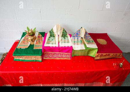 Tavolo per cerimonie pre-matrimonio indiano con strumenti e decorazioni tradizionali indù Foto Stock