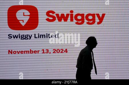 Mumbai, India. 13 novembre 2024. Il logo Swiggy è visibile su uno schermo LED all'interno della Borsa Nazionale (NSE) durante la cerimonia di quotazione. Credito: SOPA Images Limited/Alamy Live News Foto Stock