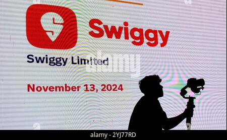 Mumbai, India. 13 novembre 2024. Il logo Swiggy è visibile su uno schermo LED all'interno della Borsa Nazionale (NSE) durante la cerimonia di quotazione. Credito: SOPA Images Limited/Alamy Live News Foto Stock