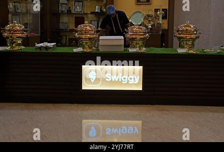 Mumbai, India. 13 novembre 2024. Il logo Swiggy è visibile sotto un bancone all'interno della Borsa Nazionale (NSE) durante la cerimonia di quotazione. Credito: SOPA Images Limited/Alamy Live News Foto Stock