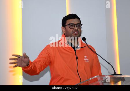 Mumbai, India. 13 novembre 2024. Sriharsha Majety, Amministratore delegato (MD) e Amministratore delegato del gruppo, di Swiggy Limited, parla prima della cerimonia di quotazione di Swiggy alla Borsa Nazionale (NSE). Credito: SOPA Images Limited/Alamy Live News Foto Stock