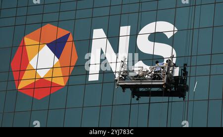 Mumbai, India. 13 novembre 2024. I lavoratori sono visti pulire il logo NSE sull'edificio della National Stock Exchange (NSE) di Mumbai. Credito: SOPA Images Limited/Alamy Live News Foto Stock