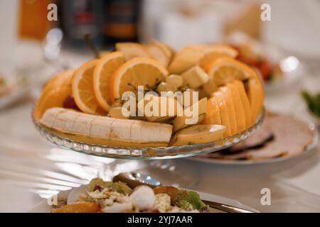 Squisito vassoio di frutta con frutta fresca assortita durante un evento di gala. Foto Stock