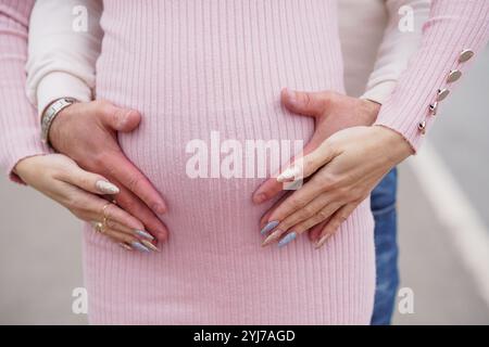 Aspettativa intima: Una coppia di gravidanze buone. Foto Stock