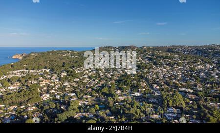 La vista aerea di Javea mostra un numero infinito di case e ville e una forte estensione urbana del paesaggio sulla Costa Blanca Foto Stock