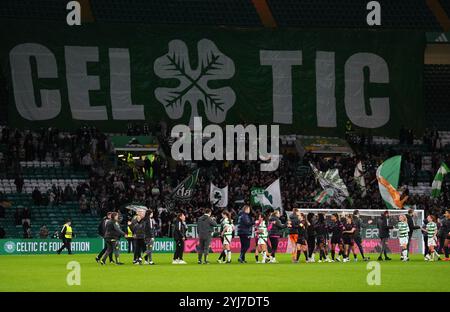 Le giocatrici del Celtic e del Chelsea stringono la mano dopo il fischio finale dopo la partita del gruppo B della UEFA Women's Champions League al Celtic Park di Glasgow. Data foto: Mercoledì 13 novembre 2024. Foto Stock