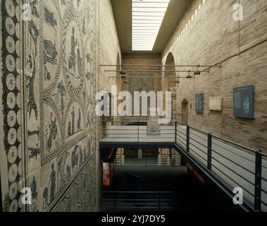 VISTA DEL PANNELLO INTERNO PASILLO FLOTANTE-MOSAICO. Autore: RAFAEL MONEO. UBICAZIONE: MUSEO NACIONAL DE ARTE ROMANO. Badajoz. SPAGNA. Foto Stock