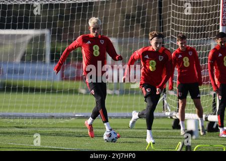 Cardiff, Regno Unito. 13 novembre 2024. Rubin Colwill ofWales (l) e Charlie Savage of Wales (r) durante l'allenamento della squadra di calcio gallese a Hensol, vale of Glamorgan nel Galles del Sud mercoledì 13 novembre 2024. La squadra si sta allenando in vista delle prossime partite del campionato delle Nazioni UEFA contro Turchia e Islanda. foto di Andrew Orchard/Alamy Live News Foto Stock