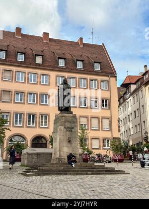 NORIMBERGA, GERMANIA - 25 LUGLIO 2023: Statua di Albrecht Durer di Christian Daniel Rauch, 1840 - Norimberga, Baviera, Germania Foto Stock