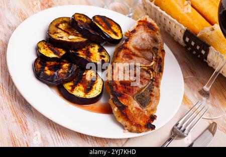 Appetitosa spalla di maiale fritta con melanzane Foto Stock