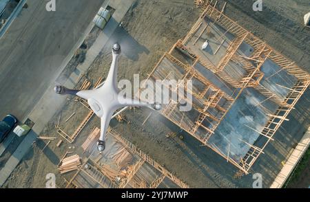 Sistema di aeromobili senza equipaggio con drone quadricottero UAV nel cantiere Air Over Construction. Foto Stock