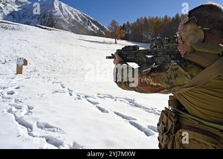 Un soldato dell'esercito italiano assegnato al 187° Reggimento paracadutisti "Folgore", ingaggia bersagli durante un'esercitazione di tiro all'interno del telaio Foto Stock
