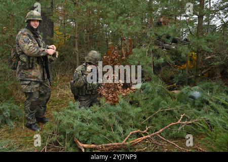 I soldati tedeschi assegnati all'Artilleriebataillon 295, 10th Armoured Division, stabilirono una posizione di combattimento durante il Dynamic Front 25 al Grafenwoehr tra Foto Stock