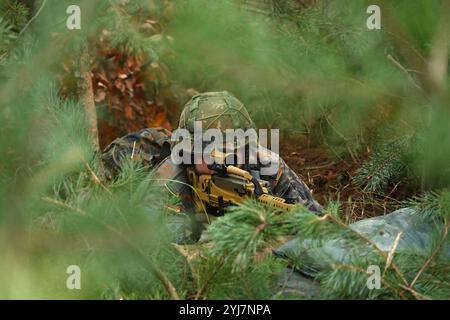 Un soldato tedesco assegnato all'Artilleriebataillon 295, 10th Armoured Division, fornisce sicurezza durante il Dynamic Front 25 presso il Grafenwoehr Training AR Foto Stock