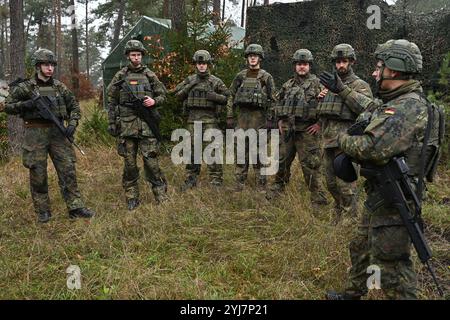 Un soldato tedesco assegnato all'Artilleriebataillon 295, 10th Armoured Division, radunò i soldati durante il Dynamic Front 25 presso l'area di addestramento di Grafenwoehr Foto Stock