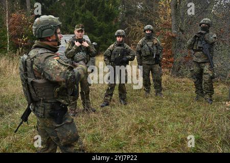 Un soldato tedesco assegnato all'Artilleriebataillon 295, 10th Armoured Division, radunò i soldati durante il Dynamic Front 25 presso l'area di addestramento di Grafenwoehr Foto Stock