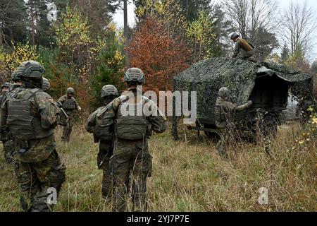 I soldati tedeschi assegnati all'Artilleriebataillon 295, 10th Armoured Division, piazzano un mimetismo per nascondere l'equipaggiamento durante il Dynamic Front 25 al Graf Foto Stock