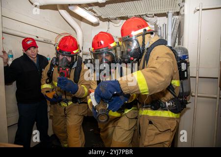 Oceano Atlantico (13 novembre 2024) i marinai a bordo della nave d'assalto anfibia classe vespa USS Iwo Jima (LHD 7) simulano il processo di scambio delle posizioni Foto Stock