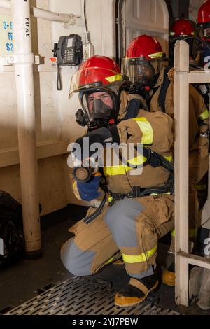 Oceano Atlantico (13 novembre 2024) i marinai a bordo della nave d'assalto anfibia classe vespa USS Iwo Jima (LHD 7) combattono un fuoco simulato durante una qua generale Foto Stock