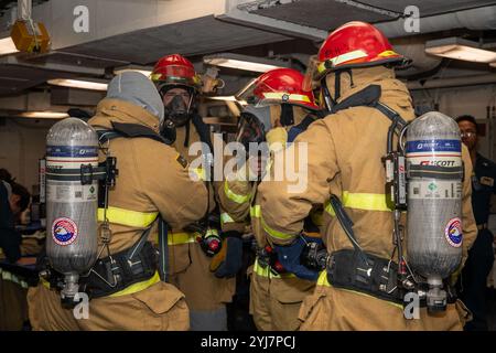 Oceano Atlantico (13 novembre 2024) i marinai a bordo della nave d'assalto anfibia classe vespa USS Iwo Jima (LHD 7) non equipaggiano l'attrezzatura antincendio durante la simulazione Foto Stock