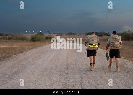 I soldati dell'Esercito degli Stati Uniti assegnati al quartier generale e battaglione del quartier generale (HHBn), III corpo corazzato, conducono una marcia sul Veteran's Day su Fort Cavaz Foto Stock