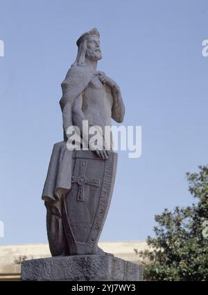 ALFONSO II EL CASTO - 1942. Autore: HEVIA VICTOR. UBICAZIONE: JARDINES DE LOS REYES CAUDILLOS. Oviedo. ASTURIE. SPAGNA. Foto Stock