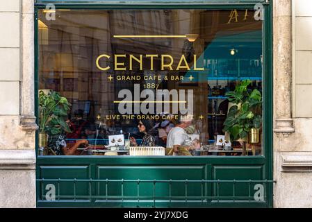 Persone sedute dietro una finestra del caffè centrale di Budapest Foto Stock