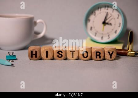 Lettere di legno con la parola storia su tavola di legno. Vista dall'alto. Foto Stock