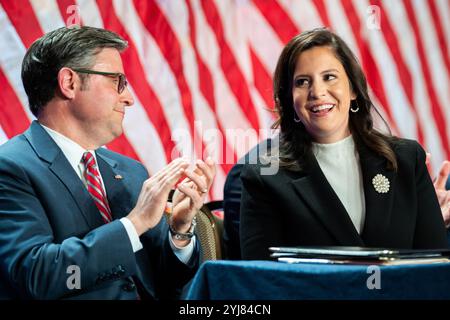 Washington, Stati Uniti. 13 novembre 2024. Il rappresentante DEGLI STATI UNITI Elise Stefanik (R-NY) è riconosciuto dal presidente eletto Donald Trump insieme al presidente americano Mike Johnson (L) durante un incontro con i repubblicani della camera presso l'hotel Hyatt Regency a Washington DC mercoledì 13 novembre 2024. Foto della piscina di Allison Robbert/UPI credito: UPI/Alamy Live News Foto Stock