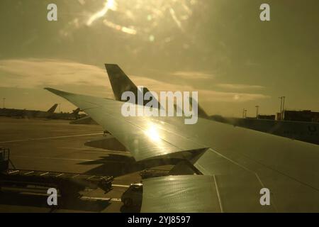 Aeroporto di Londra Heathrow, Londra, Regno Unito 12 novembre 2024 aerei in attesa di prendere un taxi per la pista principale dell'aeroporto di LondonÕs Heathrow Foto Stock