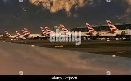 Londra Heathrow Airport, Londra, Regno Unito 12 novembre 2024 gli aerei Sundry British Airways attraccavano al Terminal 5 di LondonÕs Heathrow Foto Stock