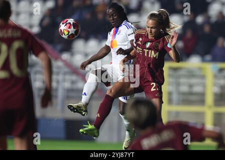 Roma, Italia 13.11.2024: Melchie Dumornay di Lyonnais , Frederikke Thogersen di Roma durante la UEFA Women's Champions League 2024-2025 Foto Stock