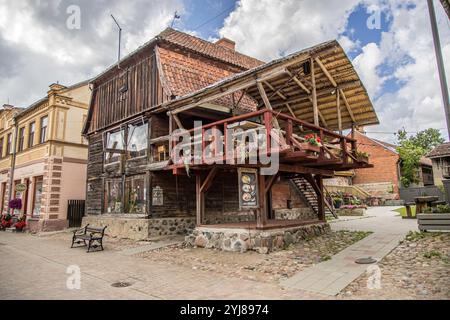 Kuldiga, Lettonia - 3 luglio 2023: Ristorante bar Stenders nell'antico edificio storico in legno. Foto Stock