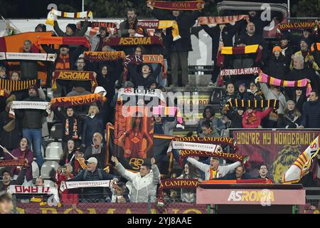 Roma, Lazio. 13 novembre 2024. Tifosi della Roma durante la WomenÕs partita di Champions League tra Roma Women e Olympique Lyonnais Woman allo stadio tre Fontane di Roma, in Italia, 13 novembre 2024. Crediti: massimo insabato/Alamy Live News Foto Stock