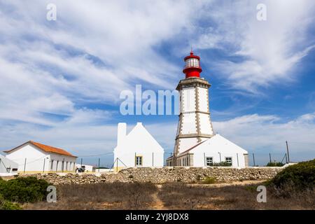 Faro costruito nel 1790 a Capo Espichel, uno splendido altopiano promontorio a 130 m sopra il livello del mare nella costa atlantica del Portogallo Foto Stock