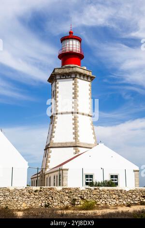 Faro costruito nel 1790 a Capo Espichel, uno splendido altopiano promontorio a 130 m sopra il livello del mare nella costa atlantica del Portogallo Foto Stock