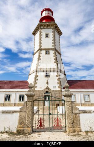 Faro costruito nel 1790 a Capo Espichel, uno splendido altopiano promontorio a 130 m sopra il livello del mare nella costa atlantica del Portogallo Foto Stock